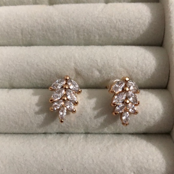 Leaf shaped ear stud